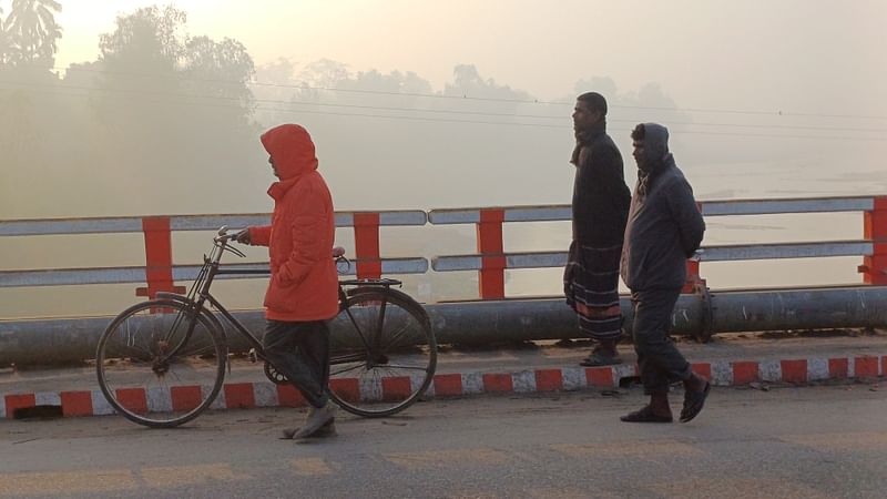 পঞ্চগড়ে কনকনে শীত আর কুয়াশা উপেক্ষা করে বের হয়েছেন সাধারণ মানুষ। আজ সকাল আটটার দিকে জেলা শহরসংলগ্ন করতোয়া সেতু এলাকায়