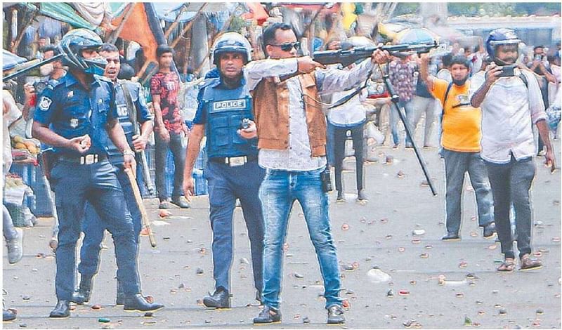 নারায়ণগঞ্জ ডিবির তৎকালীন এসআই মাহফুজুর রহমানের অস্ত্র হাতে গুলি করার এই ছবি ঘটনার পর আলোচিত হয়। ২০২২ সালের ১ সেপ্টেম্বর নারায়ণগঞ্জের ২ নম্বর রেলগেট এলাকায়