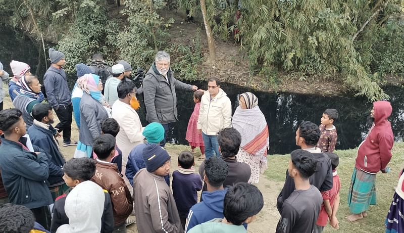 হবিগঞ্জে শিল্পবর্জ্যের দূষণের ক্ষয়ক্ষতি পরিবেশবাদীদের কাছে তুলে ধরছেন মাধবপুর উপজেলার সাতপাড়িয়া গ্রামের বাসিন্দারা