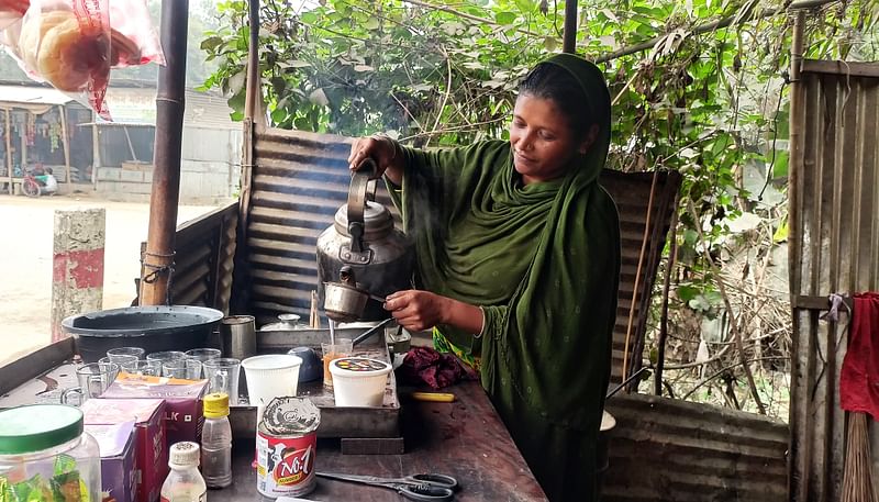 জামালপুরের ইসলামপুর উপজেলায় রাস্তার ধারে চা বিক্রি করছেন শাহিনুর। শুক্রবার সকালে ভেঙ্গুড়া গ্রামে