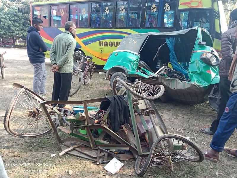 ঠাকুরগাঁওয়ের পীরগঞ্জে বাসের ধাক্কায় ভ্যান দুমড়েমুচড়ে যায়। আজ শনিবার সকালে