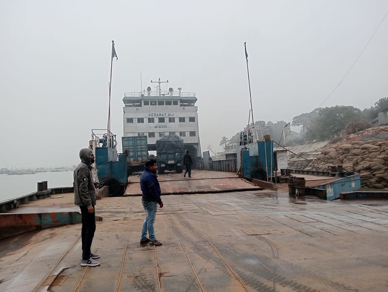 রাজবাড়ীর দৌলতদিয়া ঘাট এলাকায় আজ সকালের চিত্র