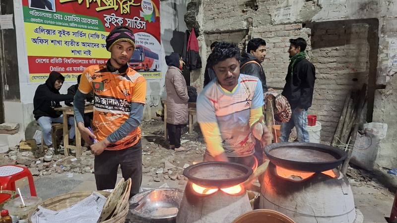 ফুটপাতে কালাই রুটি তৈরি করে বিক্রি করেন তাঁরা। শুক্রবার রাতে রাজশাহী নগরের সোনাদিঘির মোড়ে