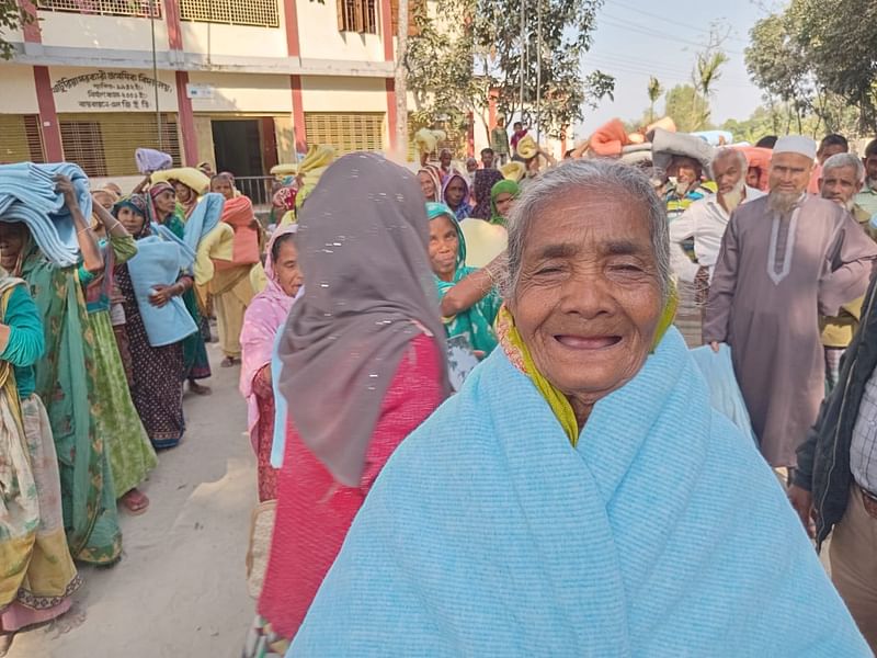 নতুন কম্বল হাতে পেয়ে খুশি নীলফামারীর ডোমার উপজেলার সোনারায় ইউনিয়নের ডাঙ্গাপাড়া গ্রামের এক বৃদ্ধা। আজ রোববার দুপুরে