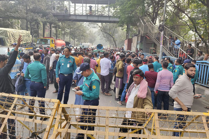 ঢাকা জেলা গাড়ি ঢাকা- থ সিএনজি  অটোরিকশা মহানগরীতে সুযোগ প্রদানের দাবিতে পুলিশ কমিশনার বরাবর স্মারকলিপি প্রদানের জন্য ঢাকা জেলা সিএনজি অটোরিকশা মালিক শ্রমিক কল্যাণ সোসাইটি অফিসার্স মোড়ে সড়ক অবরোধ করে বিক্ষোভ করে