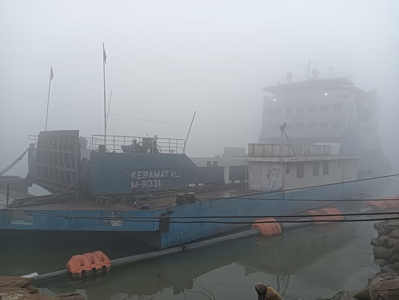 ঘন কুয়াশার কারণে ১০ ঘণ্টা পর ফেরি চলাচল স্বাভাবিক হয়েছে। আজ রোববার সকালে দৌলতদিয়ার ৭ নম্বর ফেরিঘাটে