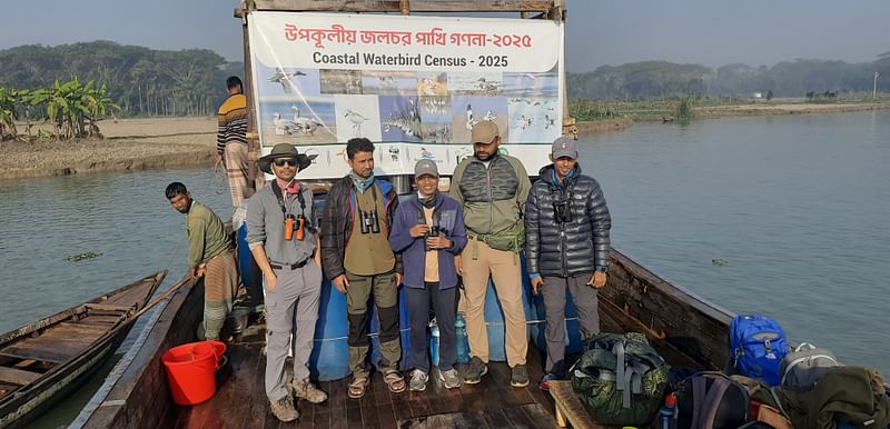 ভোলা খালের খেয়াঘাট থেকে আজ সোমবার সকালে একটি শুমারি দল ভোলার উত্তরে ট্রলারযাত্রার মাধ্যমে শুমারির কার্যক্রম শুরু করে