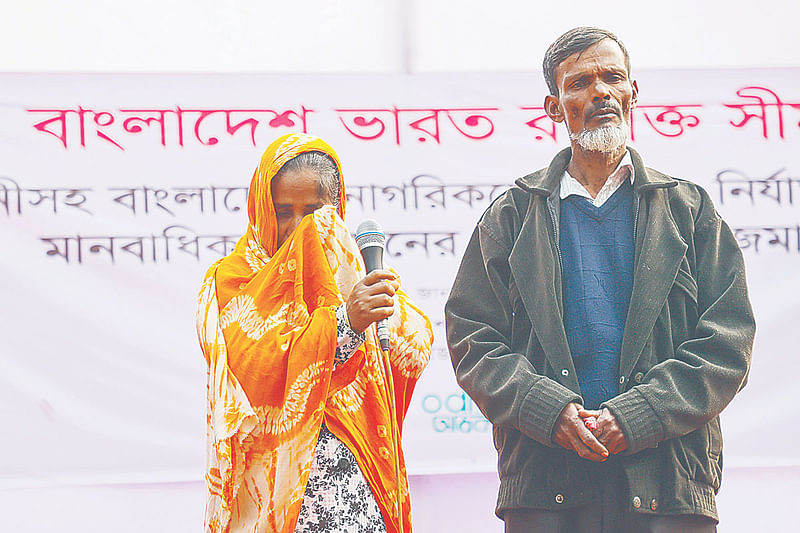 বক্তব্য দিতে গিয়ে কান্নায় ভেঙে পড়েন ফেলানীর মা জাহানারা বেগম। পাশে ফেলানীর বাবা নুর ইসলাম। গতকাল রাজধানীর কেন্দ্রীয় শহীদ মিনা‌রে