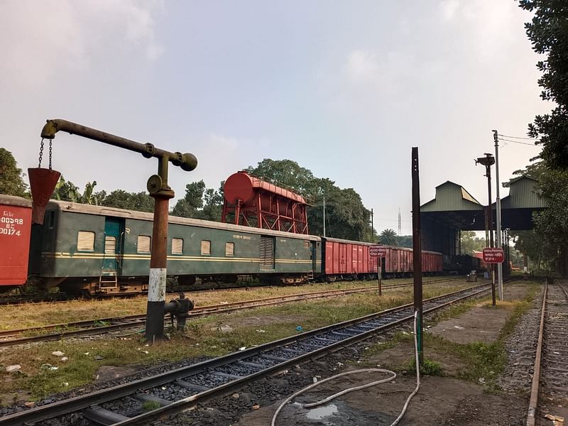 ট্রেনের ইঞ্জিন বিকল হওয়ার পর ময়মনসিংহ নগরের কেওয়াটখালী এলাকায় লোকোশেডে নিয়ে মেরামত করা হয়। মঙ্গলবার দুপুরে