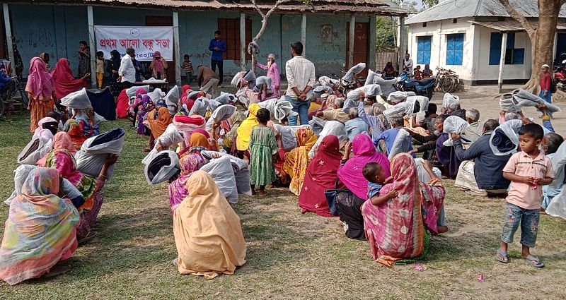 লালমনিরহাট সদরের কুলাঘাট ইউনিয়নের চরকুলাঘাট উচ্চবিদ্যালয় মাঠে আজ মঙ্গলবার ১০০ শীতার্ত মানুষের মধ্যে ত্রাণ বিতরণ করা হয়