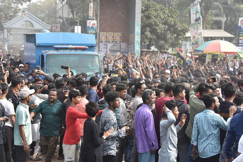 রায় ঘোষণার আগে নারায়ণগঞ্জ আদালত চত্বরে উপস্থিত হন মামলার আসামি নারায়ণগঞ্জ জেলা ছাত্রদলের সাবেক সভাপতি জাকির খানের সমর্থকেরা