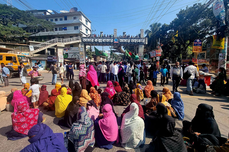 খাসজমি স্থায়ীভাবে বন্দোবস্তির দাবিতে কক্সবাজার শহরের প্রধান সড়ক অবরোধ করেন জলবায়ু উদ্বাস্তু লোকজন। আজ সকালে