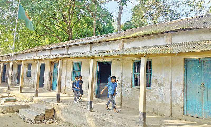 টিনশেডের ঘর জরাজীর্ণ হয়ে পড়েছে। এরপরও সেখানে ক্লাস করে শিশুরা। গত সোমবার মানিকগঞ্জের ঘিওর উপজেলার উভাজানী সরকারি প্রাথমিক বিদ্যালয়ে