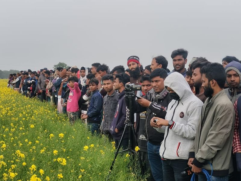 চাঁপাইনবাবগঞ্জের শিবগঞ্জ উপজেলার চৌকা সীমান্তে জড়ো হওয়া লোকজন।
বুধবার দুপুরে