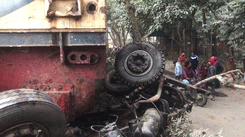 ট্রেনের ধাক্কায় একটি ট্রাক দুমড়েমুচড়ে গেছে। আজ বুধবার সকালে জামালপুরের সরিষাবাড়ী উপজেলার তালুকদার বাড়ি মোড় এলাকায়