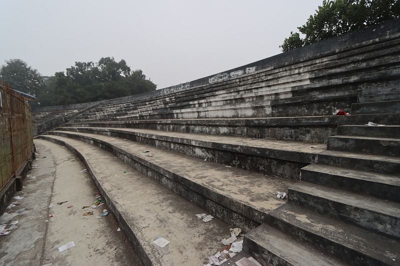 কুমিল্লার শহীদ ধীরেন্দ্রনাথ দত্ত স্টেডিয়ামের গ্যালারির এমন জরাজীর্ণ হাল