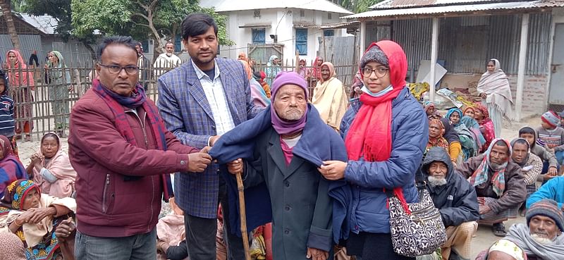 প্রথম আলো ট্রাস্টের উদ্যোগে শীতার্ত মানুষের মধ্যে কম্বল বিতরণ করা হয়েছে। আজ সকালে লালমনিরহাট সদরের মহেন্দ্রনগরের নওদাবাস গ্রামে