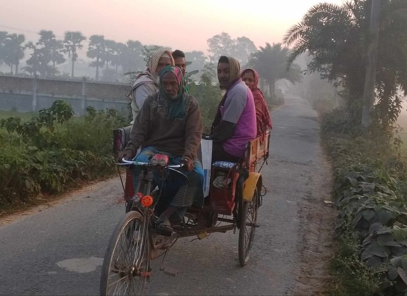 শীতের মধ্যে ভ্যান নিয়ে বের হয়েছেন এক চালক। আজ বৃহস্পতিবার সকালে নওগাঁ পৌসভার জগৎসিংহপুর এলাকায়