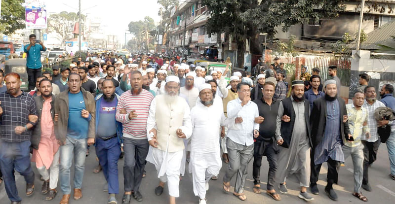 সিলেটে জেলা প্রশাসকের কার্যালয়ের সামনে থাকা শেখ মুজিবুর রহমানের ম্যুরাল অপসারণের দাবিতে বৃহস্পতিবার দুপুরে ‘সিলেটের তৌহিদি জনতা’র ব্যানারে বিক্ষোভ