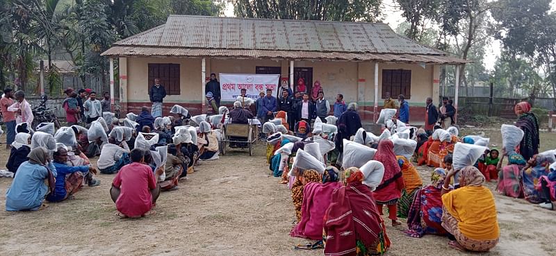 প্রথম আলো ট্রাস্টের উদ্যোগে শীতার্ত মানুষের মধ্যে কম্বল বিতরণ করা হয়েছে। আজ বৃহস্পতিবার সকালে লালমনিরহাট সদর উপজেলার মোগলহাটের ইটাপোতা আদর্শ উচ্চবিদ্যালয় মাঠে