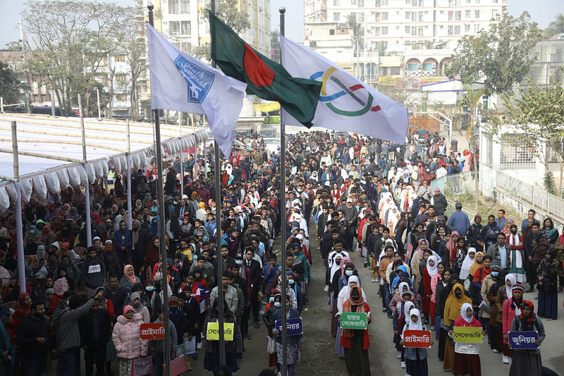 প্রায় সাড়ে ৮০০ খুদে গণিতবিদদের আনন্দ-উচ্ছ্বাসে কুষ্টিয়ায় ডাচ্-বাংলা ব্যাংক-প্রথম আলো আঞ্চলিক গণিত উৎসব চলছে। আজ শুক্রবার সকালে কুষ্টিয়া জিলা স্কুল প্রাঙ্গণে