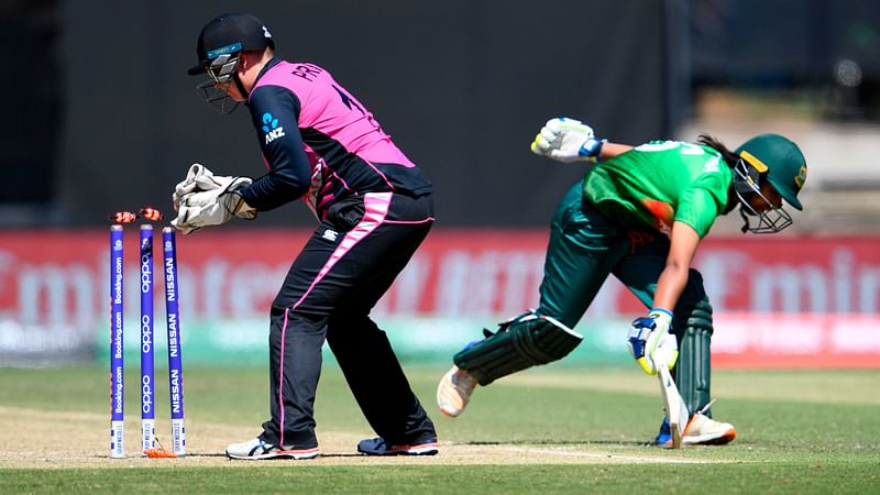 New Zealand's wicketkeeper Rachel Priest (L) attempts to run out Bangladesh batswoman Sobhana Mostary (R) during their Twenty20 women's World Cup cricket match in Melbourne on 29 February 2020. Photo: AFP