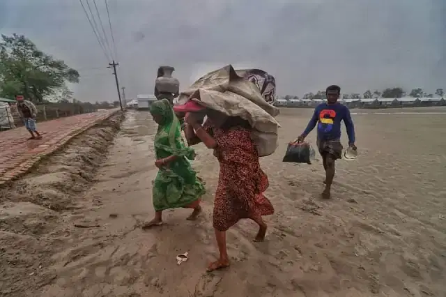 People are running to the shelters ahead of  cyclone Amphan in Koyra upazila of Khulna on 20 May 2020.