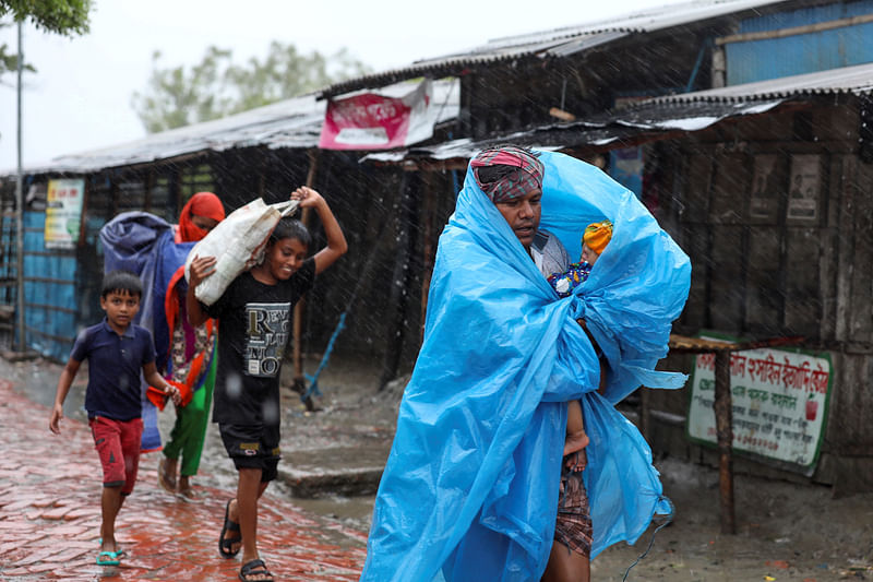 People make their way to a safer place before the cyclone Amphan makes its landfall in Gabura outskirts of Satkhira district. Photo: Reuters