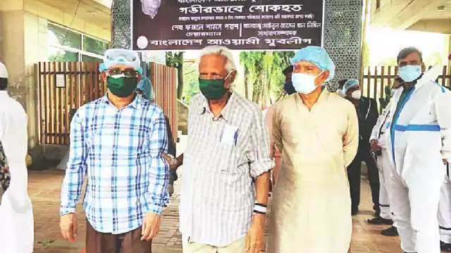 Just recovered from coronavirus, Zafrullah Chowdhury arrives at the Banani graveyard to pay respects to the recently deceased former health minister Mohammed Nasim