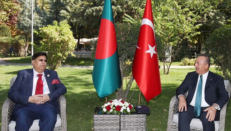 Foreign minister Abdul Momen (L) holds a meeting with his Turkish counterpart Mevlut Cavusoglu in Ankara on Monday