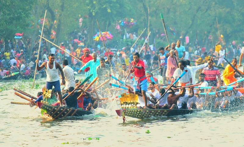 People take part in a traditional boat race marking the Hindu festival of Vishwakarma Puja in Kotalipara, Gopalganj, on 17 September 2020.