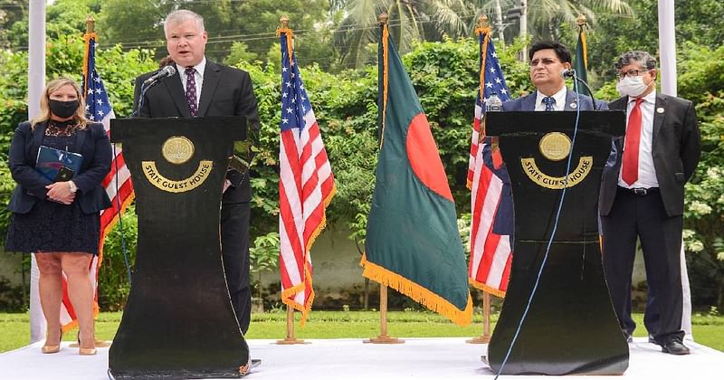 Foreign minister AK Abdul Momen (R) and US deputy secretary of state Stephen E Biegun attends a joint briefing at State guesthouse Padma, Dhaka on 15 October 2020