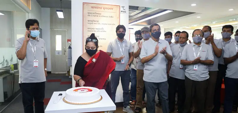 Prothom Alo editor Matiur Rahman along with senior officials cut cake celebrating 22nd founding anniversary at the daily's office in Karwan Bazar on Wednesday.