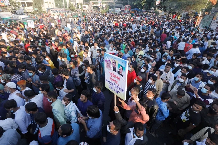 Muktijuddho Mancha blocks Shahbagh intersection on Saturday