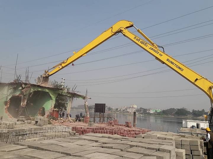 BIWTA carries out an eviction drive on banks of Buriganga river on Sunday