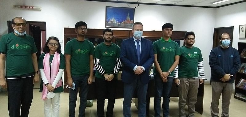 Intn'l Physics Olympiad organising team member Maxim Dobrokhov (5th from left), Bangladesh team coach Arshad Momen, was the coach for the Bangladesh team (extreme right), general secretary  of the Bangladesh Physics Olympiad committee Jahangir Masud (extreme left), with the five-membr Bangladesh Physics Olympiad team