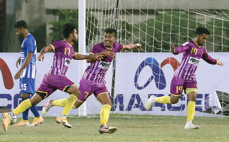 Chattogram Abahani’s Rabbi (Jersey No. 17) reacts after the second goal of his team against Sheikh Russel KC in a Federation Cup football match at Bangabandhu National Stadium, Dhaka on 1 January 2021