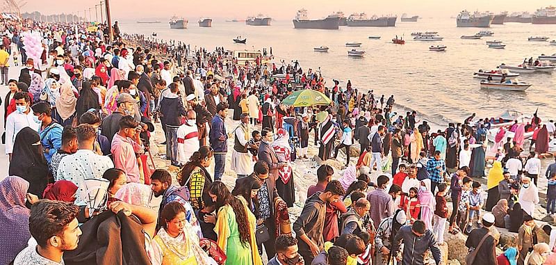 Tourists throng the Patenga beach in Chattogram, defying all health guidelines. 2 December 2020