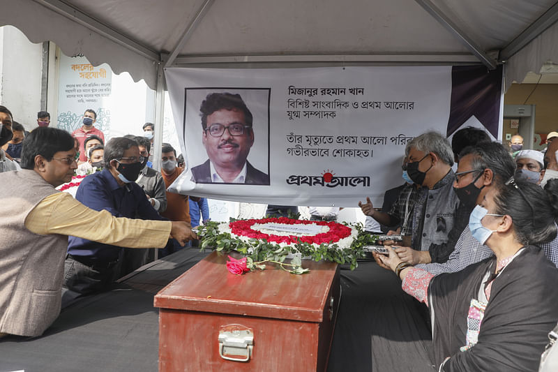 Prothom Alo editor Matiur Rahman and others place floral wreath upon the coffin of Mizanur Rahman Khan