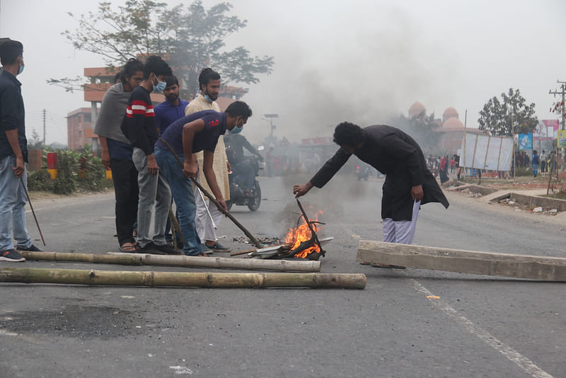 Barishal University students block highway again to press home demand