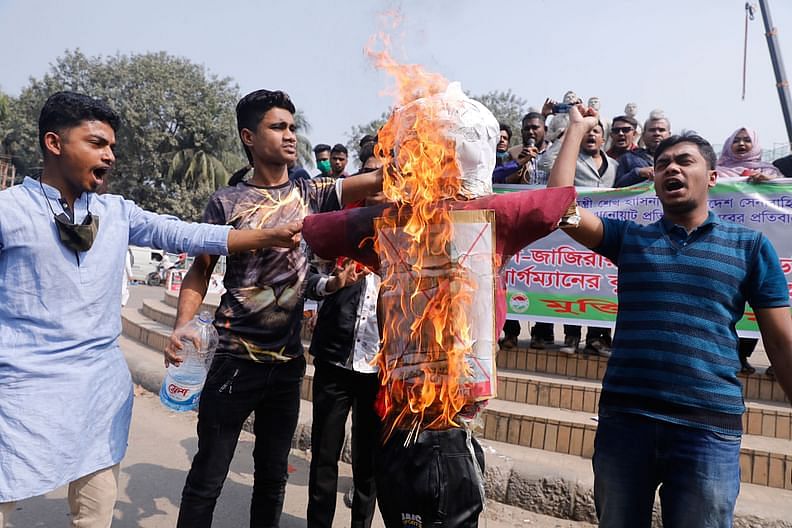 Muktijuddho Mancha formed a human chain at the foot of Anti-Terrorist Raju Memorial Sculpture on Dhaka University campus on Thursday demanding ban of Al Jazeera in Bangladesh