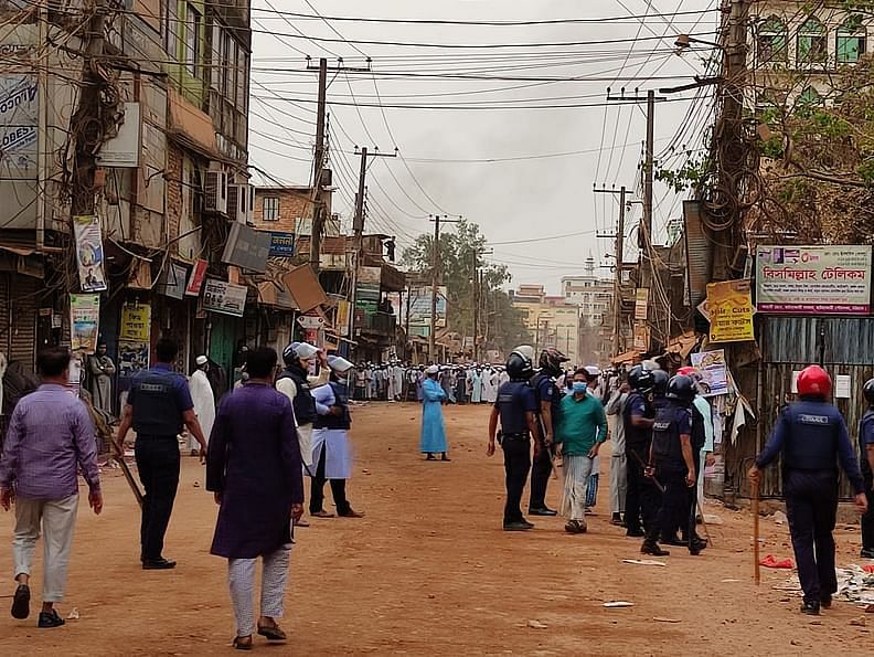 Protesters attack Hathazari police station