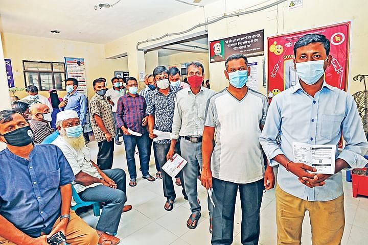 People are waiting for the second dose of the Covid vaccine at Chattogram General Hospital at 10:30 am, Sunday, while other take rest after the shot.