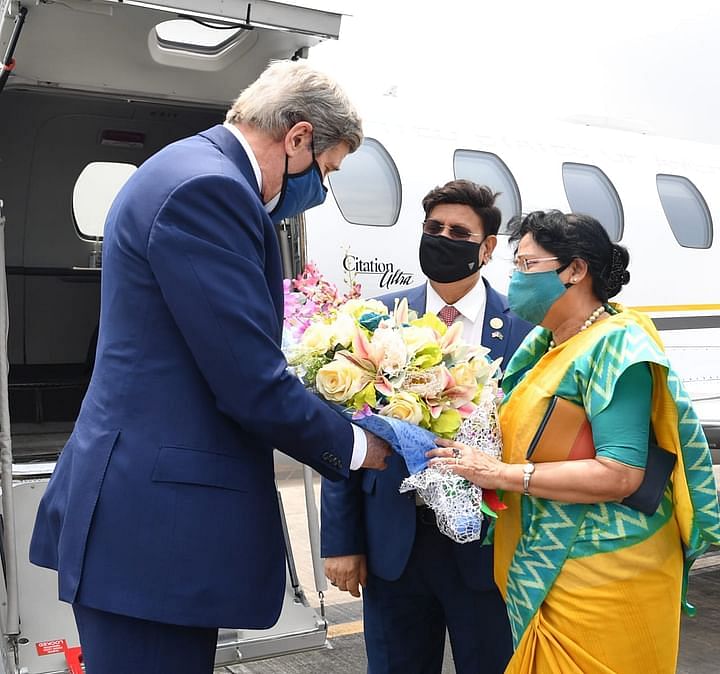 Kerry arrives in Dhaka in  day-long visit