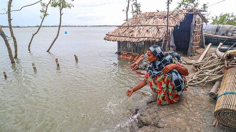 Cyclonic storm Amphan destroyed the house of Sahida Khan. Currently she lives with her husband and three children at a house built on a dam. As river Kapotakkha is surging due to the effect of Cyclone Yaas, she is in fear losing the last straw in Loka area of Koyra upazila, Khulna on 25 May 2021