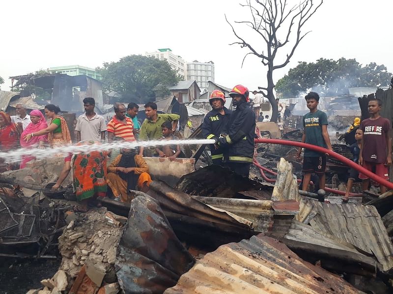 Over 100 shanties gutted in Mohakhali slum fire