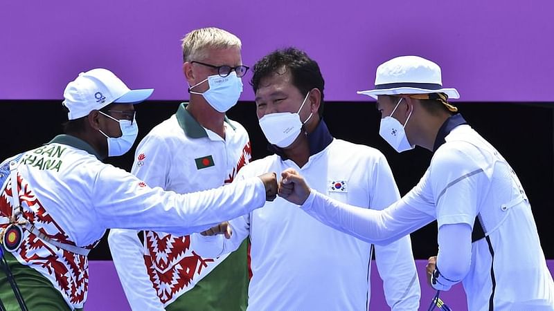 Roman Sana greets his Korean counterpart following the match.