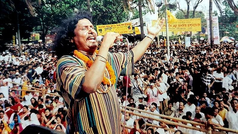 Fakir Alamgir performs at a concert