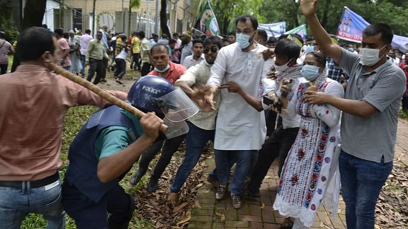 Police clash with BNP leaders and activists at Chandrima Udyan