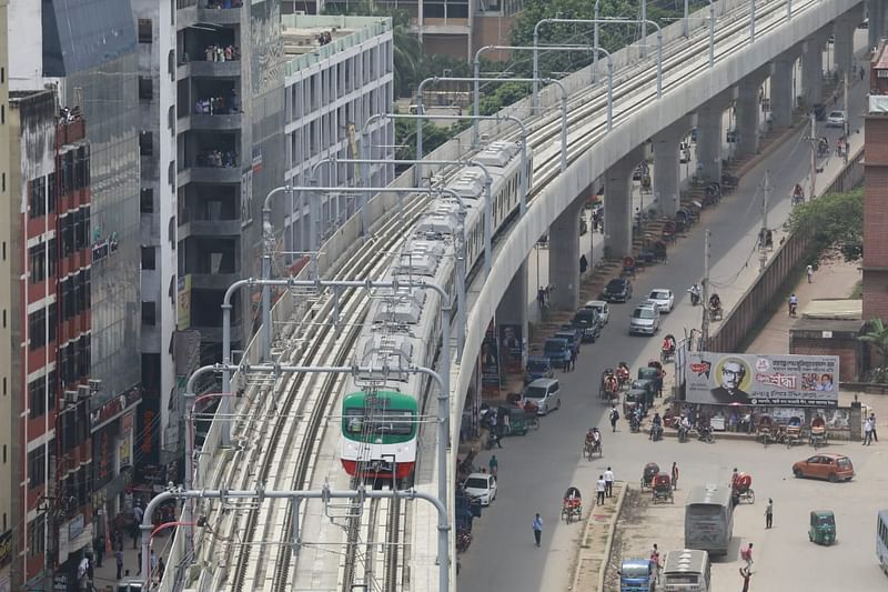 Metro rail completes a 'performance run' from Uttara depot to Pallabi, Mirpur, Dhaka on 29 August 2021